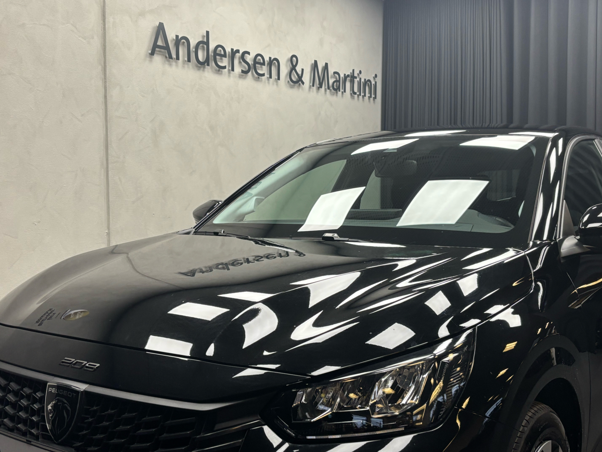 Sort Peugeot e-208 fra 2025