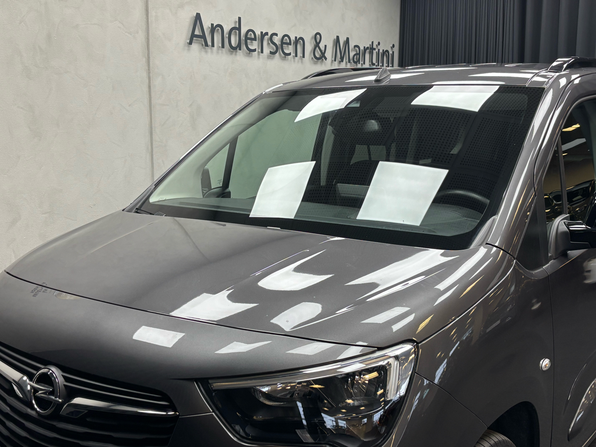 Grå Opel Combo-e Life fra 2023