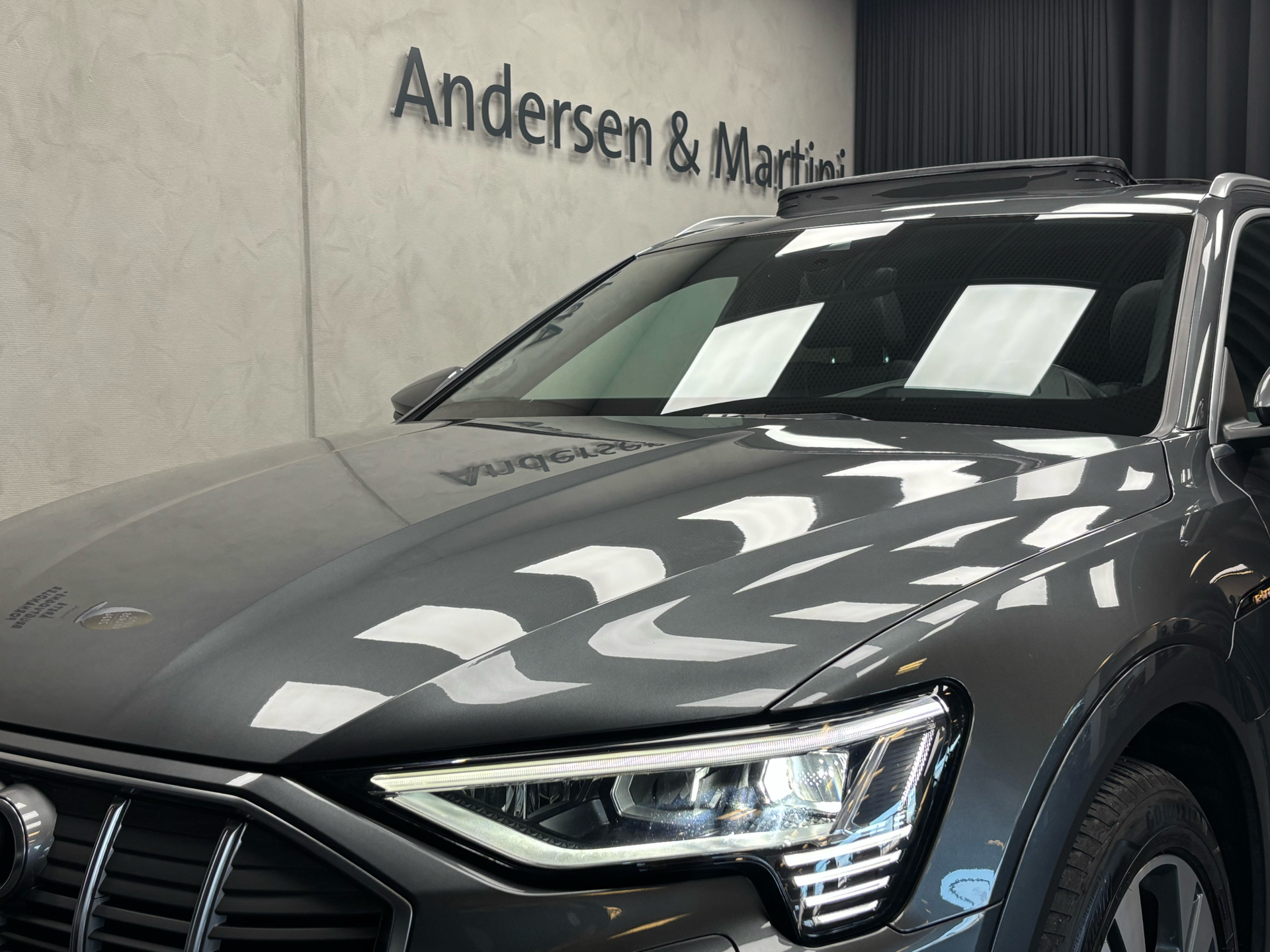 Grå Audi e-tron fra 2020