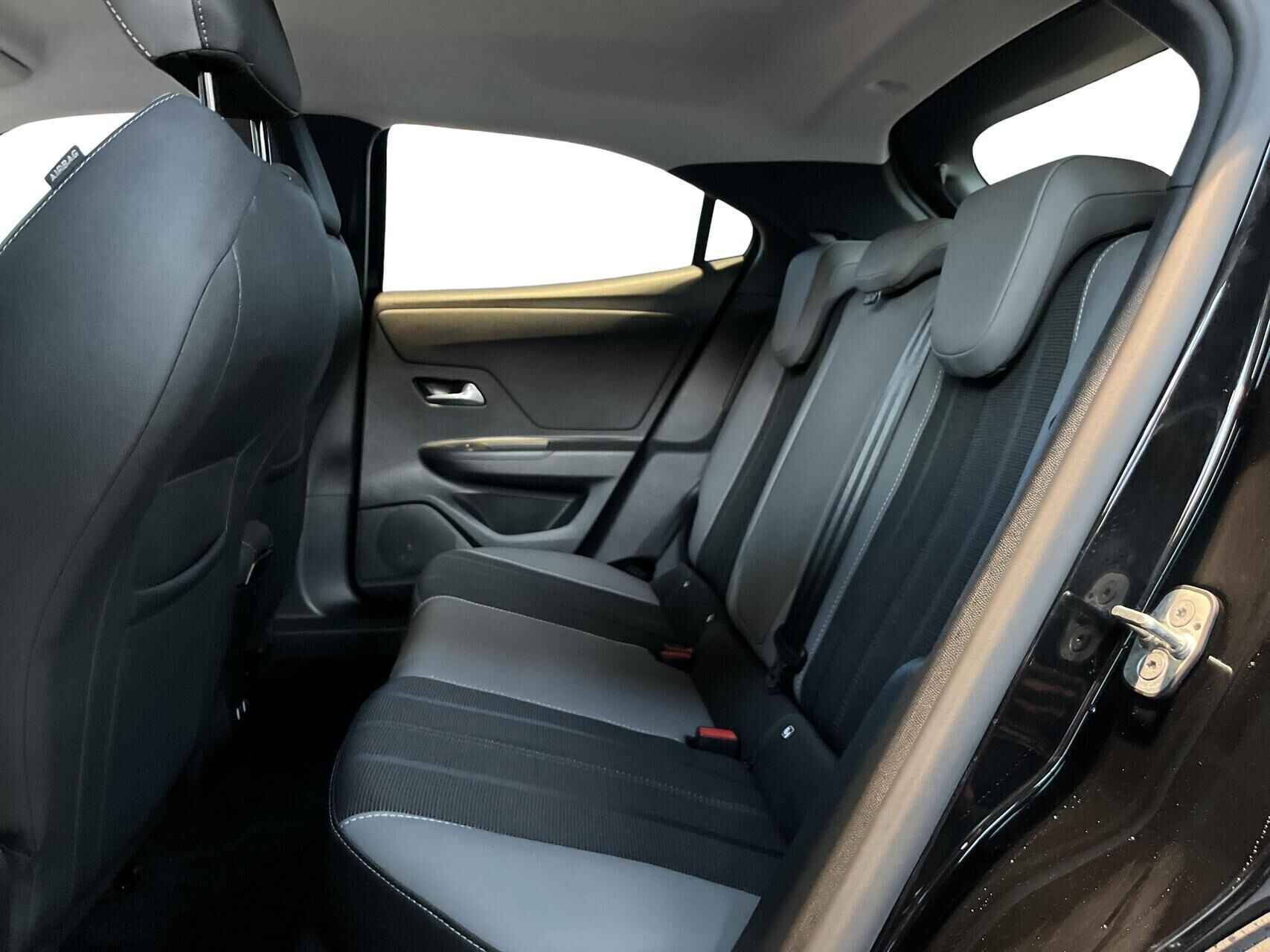 Sort Opel Mokka-e fra 2024