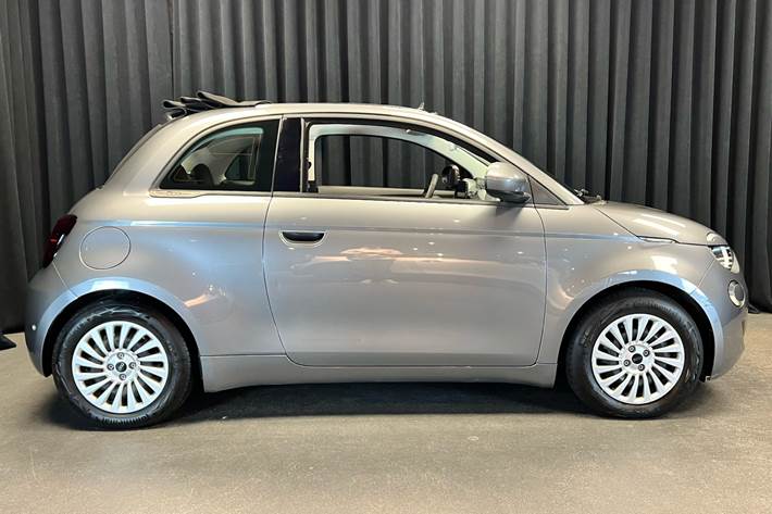 Grå Fiat 500e fra 2023