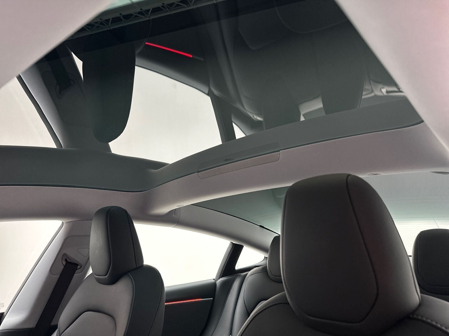 Hvid Tesla Model 3 fra 2024