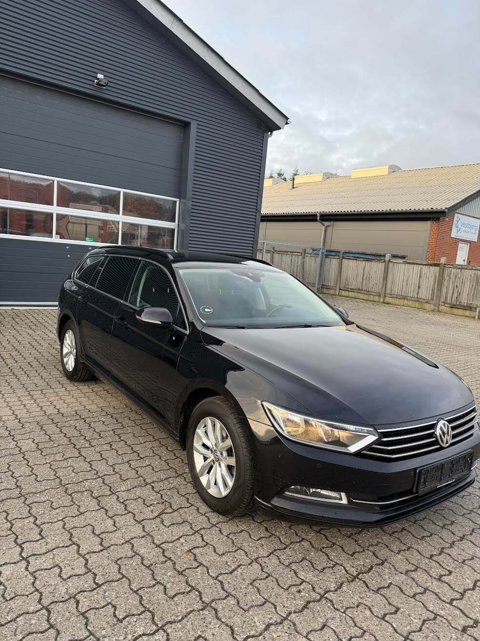 Grå VW Passat fra 2018