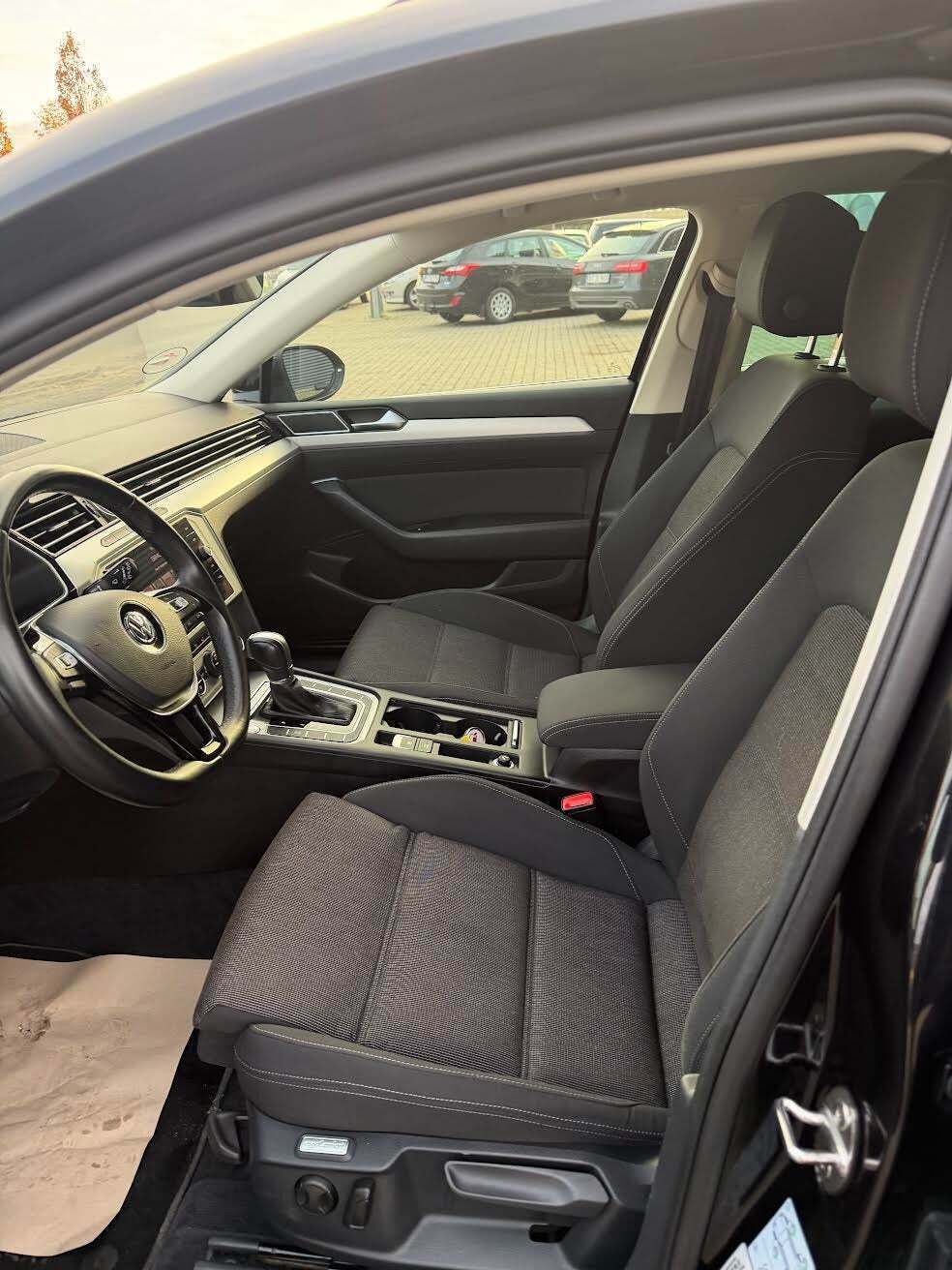 Grå VW Passat fra 2018