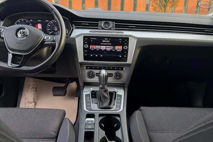 Grå VW Passat fra 2018