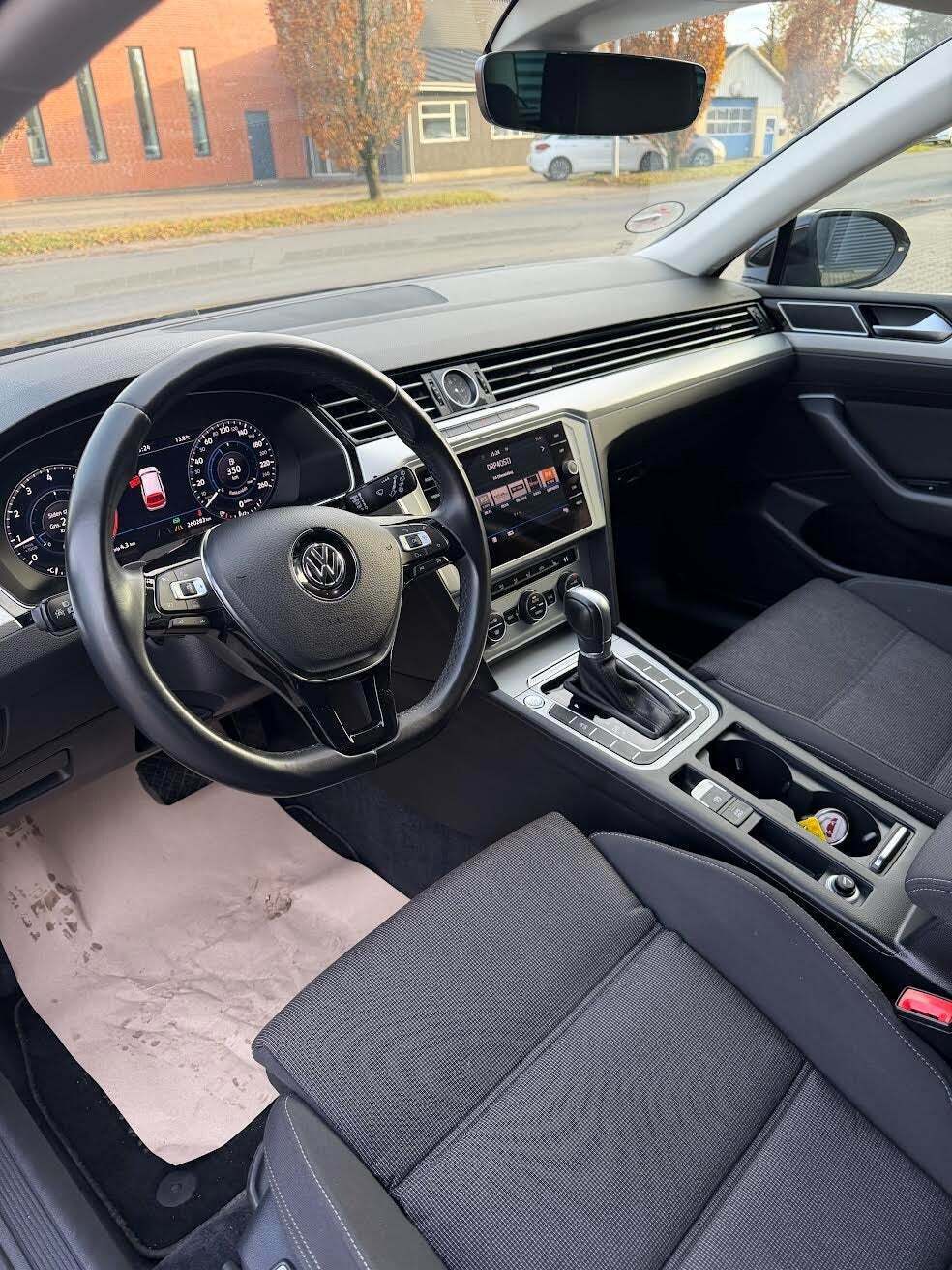 Grå VW Passat fra 2018