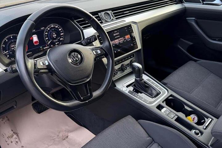 Grå VW Passat fra 2018