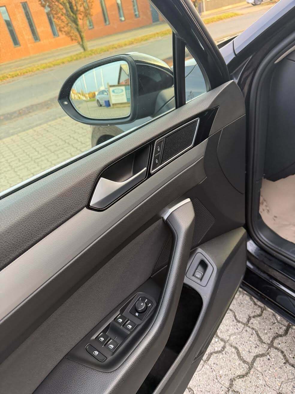 Grå VW Passat fra 2018