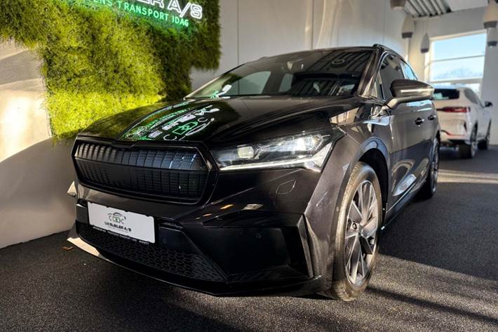 Sort Skoda Enyaq fra 2022 set udefra