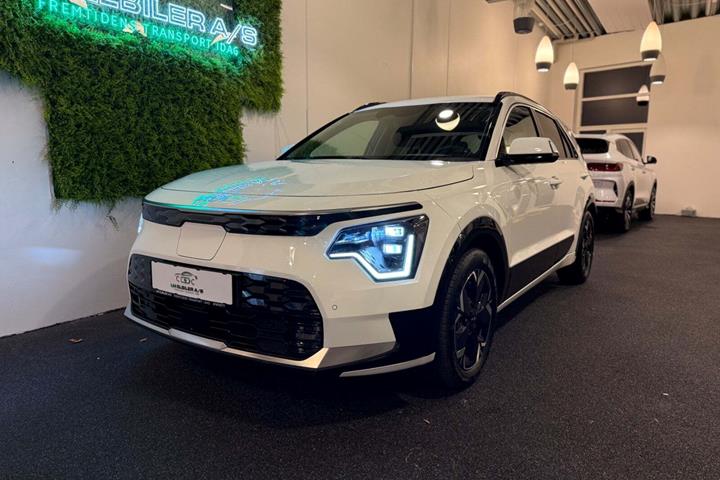 Hvid Kia Niro fra 2024 set udefra