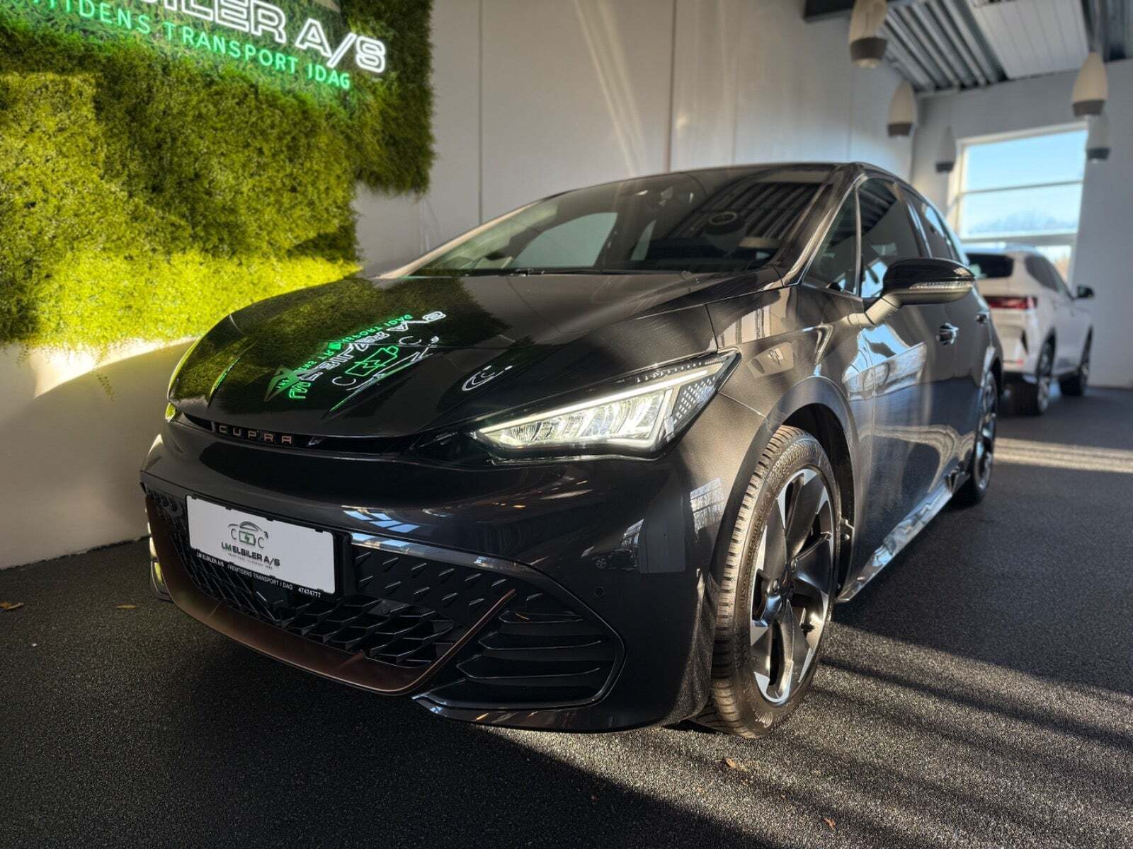 Grå Cupra Born fra 2023 set udefra