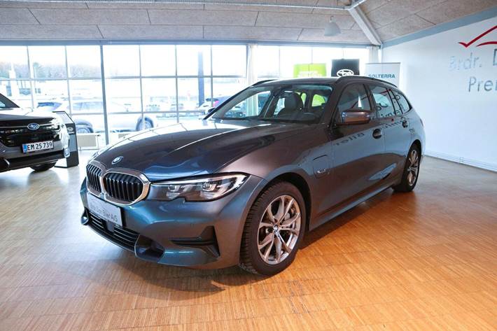 Grå BMW 330e fra 2022 set udefra