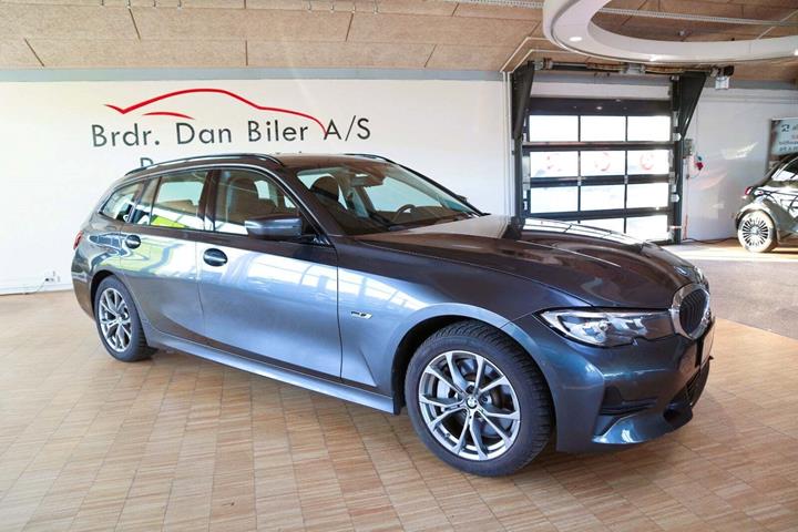 Grå BMW 330e fra 2022