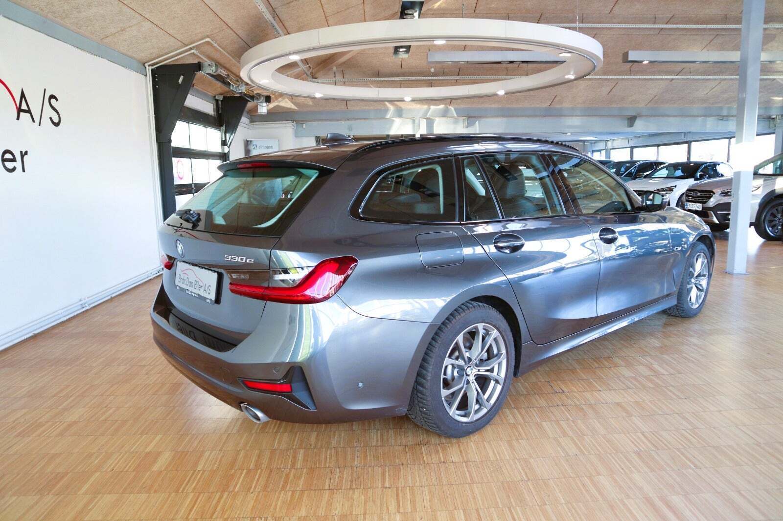 Grå BMW 330e fra 2022