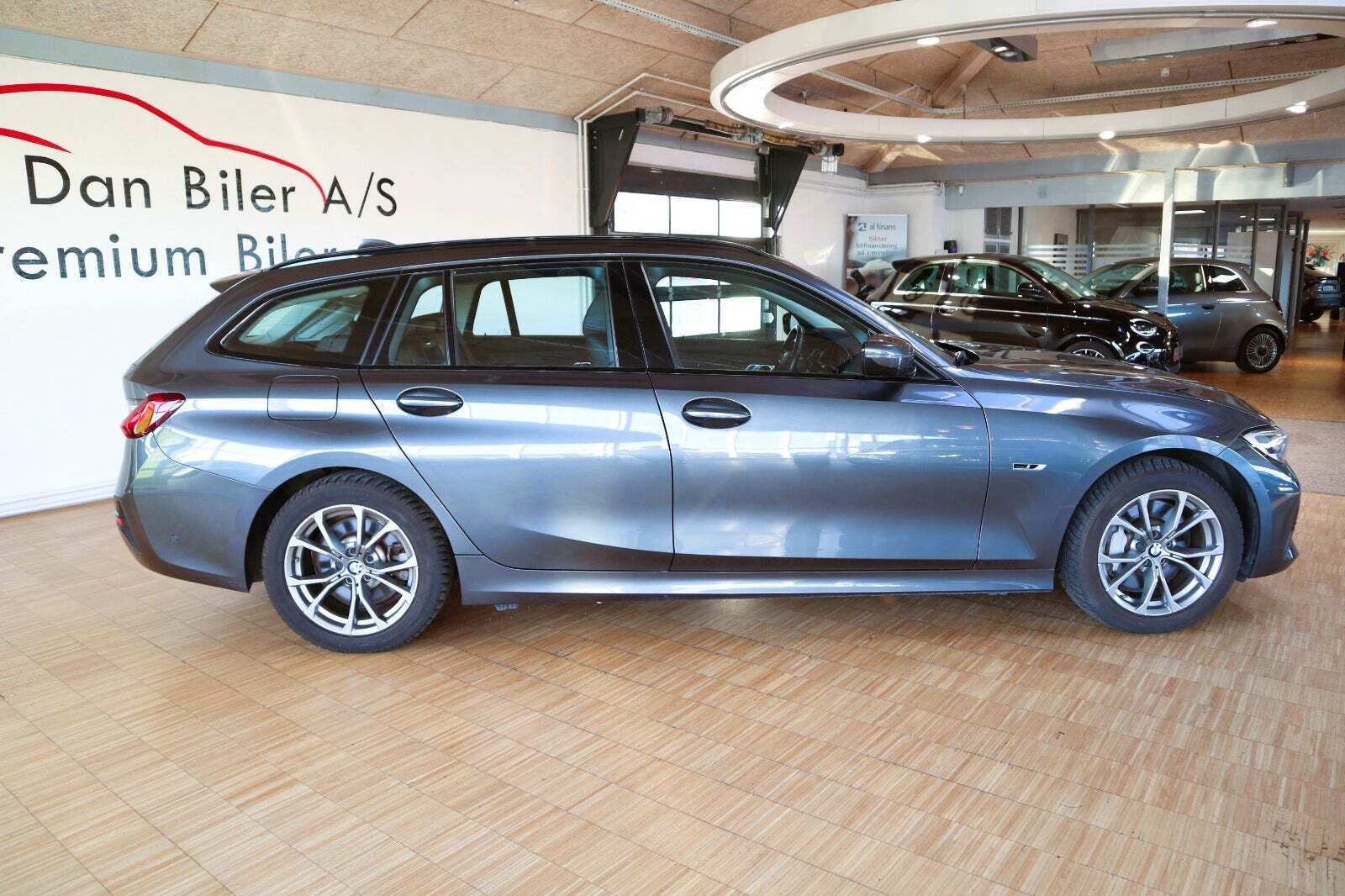 Grå BMW 330e fra 2022