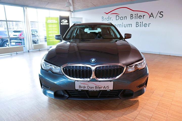Grå BMW 330e fra 2022 set udefra