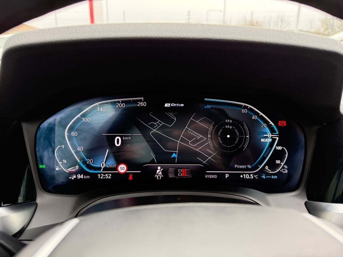 Grå BMW 330e fra 2022 set indefra