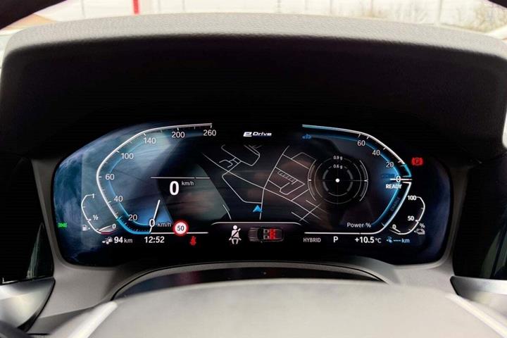 Grå BMW 330e fra 2022 set indefra
