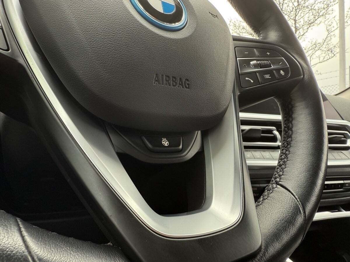 Grå BMW 330e fra 2022 set indefra