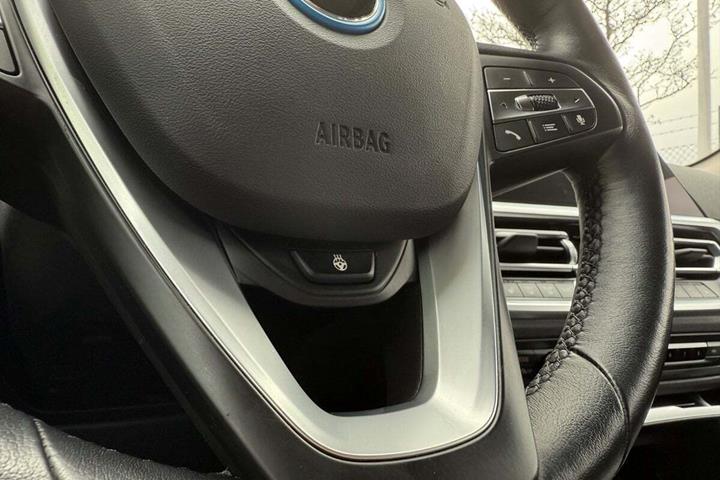 Grå BMW 330e fra 2022 set indefra