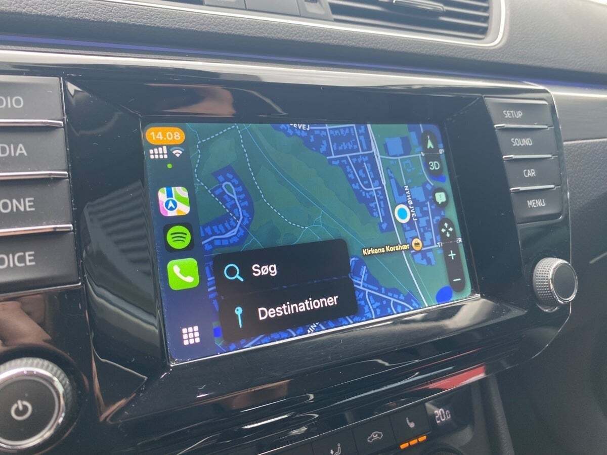 Grå Skoda Superb fra 2016