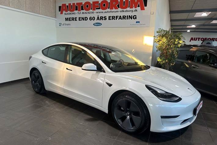 Hvid Tesla Model 3 fra 2021 set udefra