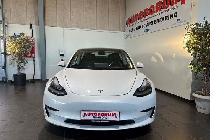 Hvid Tesla Model 3 fra 2021