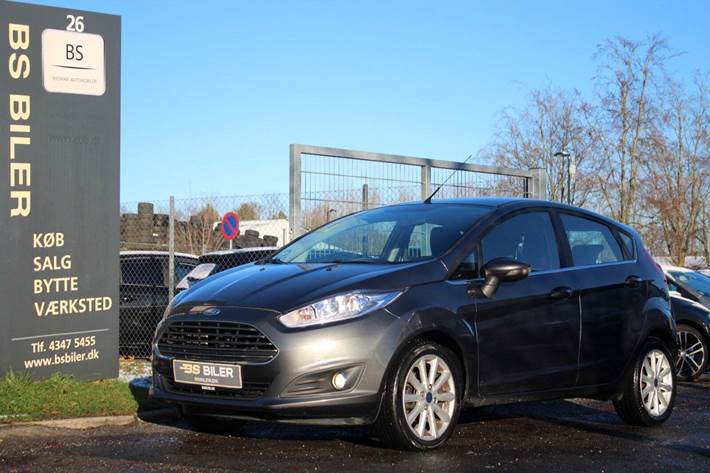 Grå Ford Fiesta fra 2017 set udefra