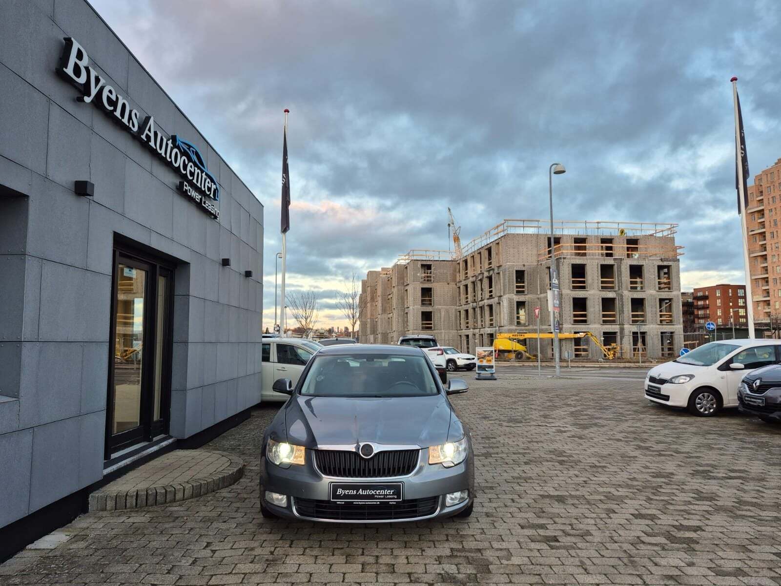 Blå Skoda Superb fra 2010