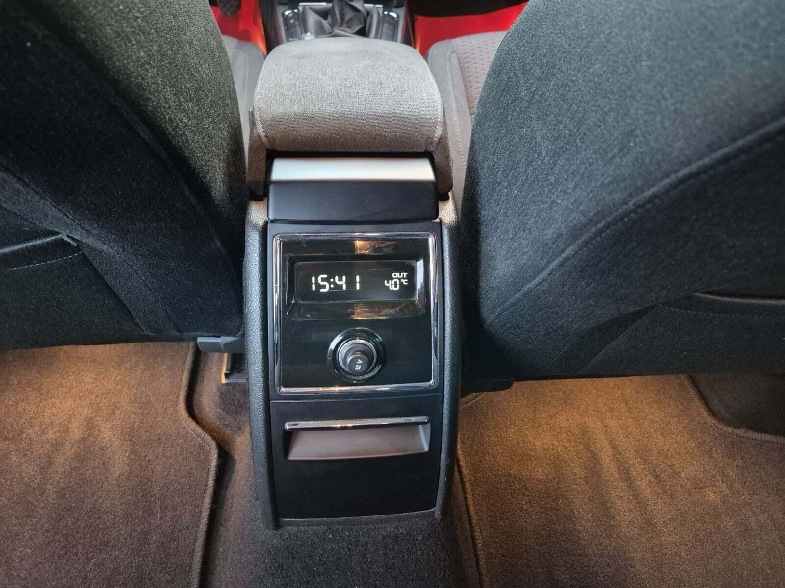 Blå Skoda Superb fra 2010