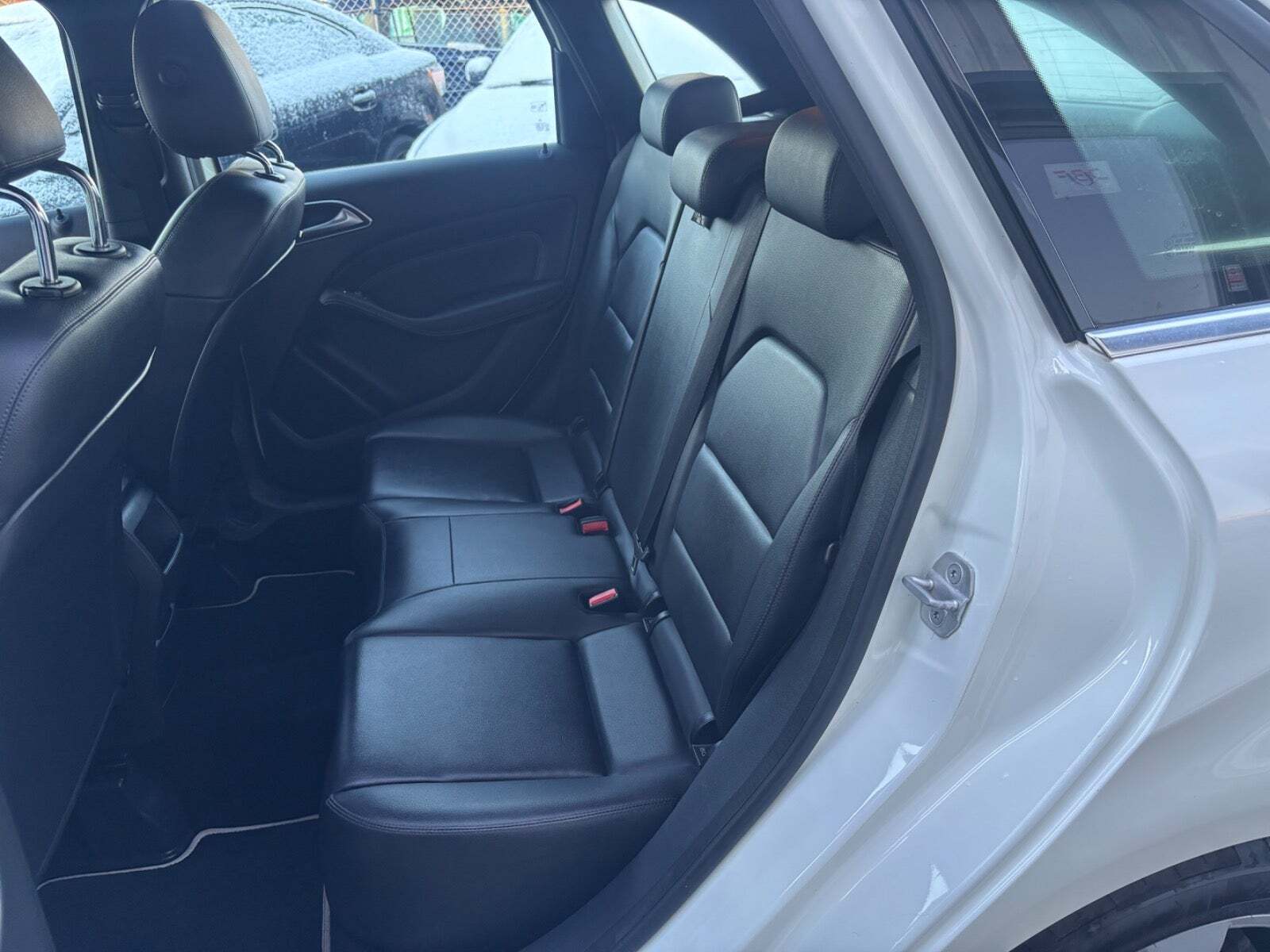 Hvid Mercedes B180 fra 2012