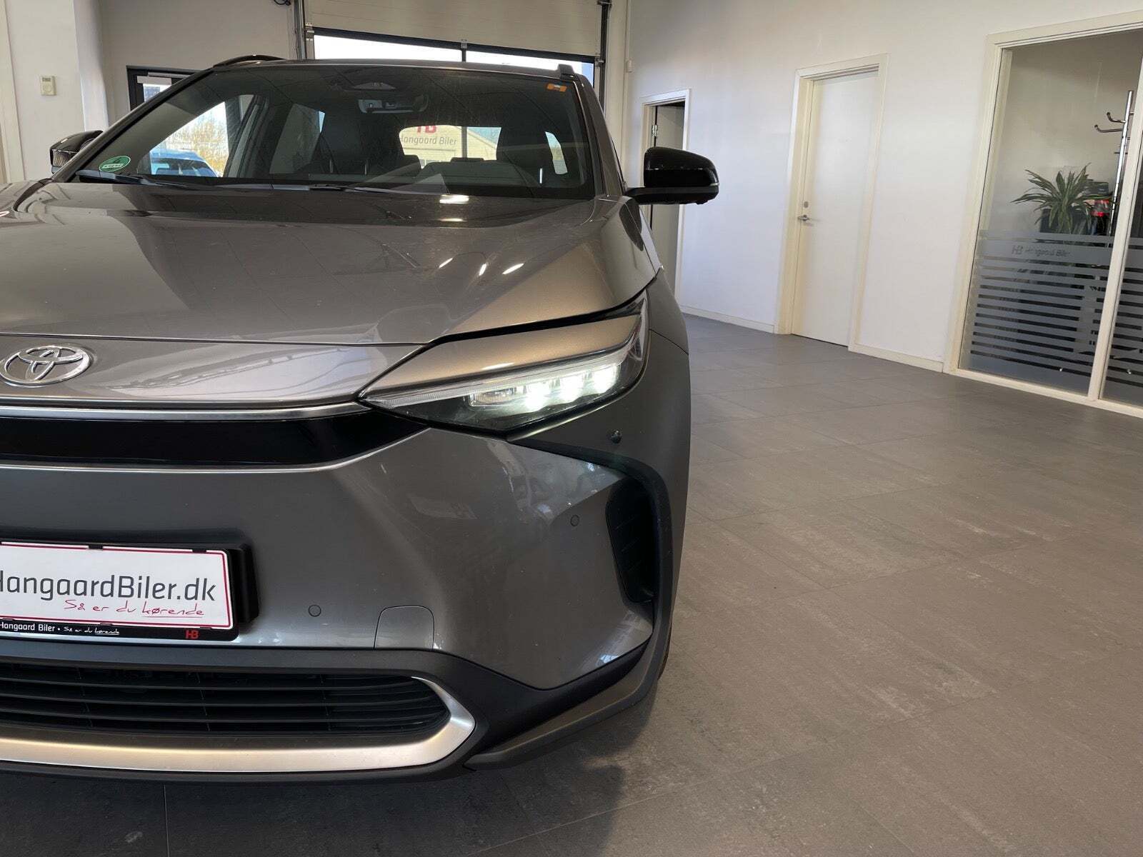 Grå Toyota BZ4X fra 2025