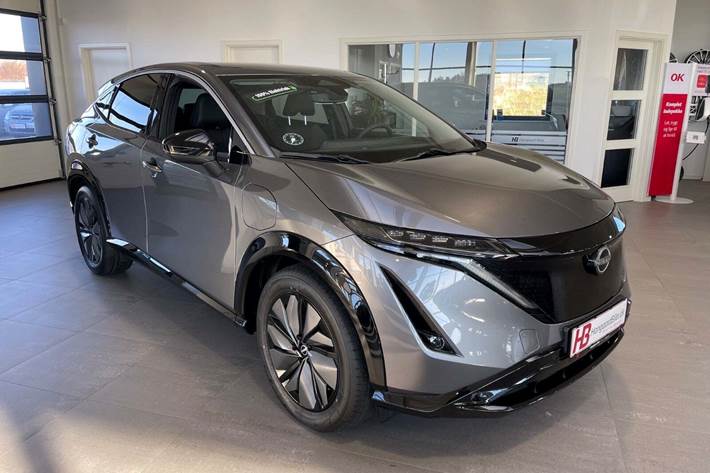 Grå Nissan Ariya fra 2025 set udefra