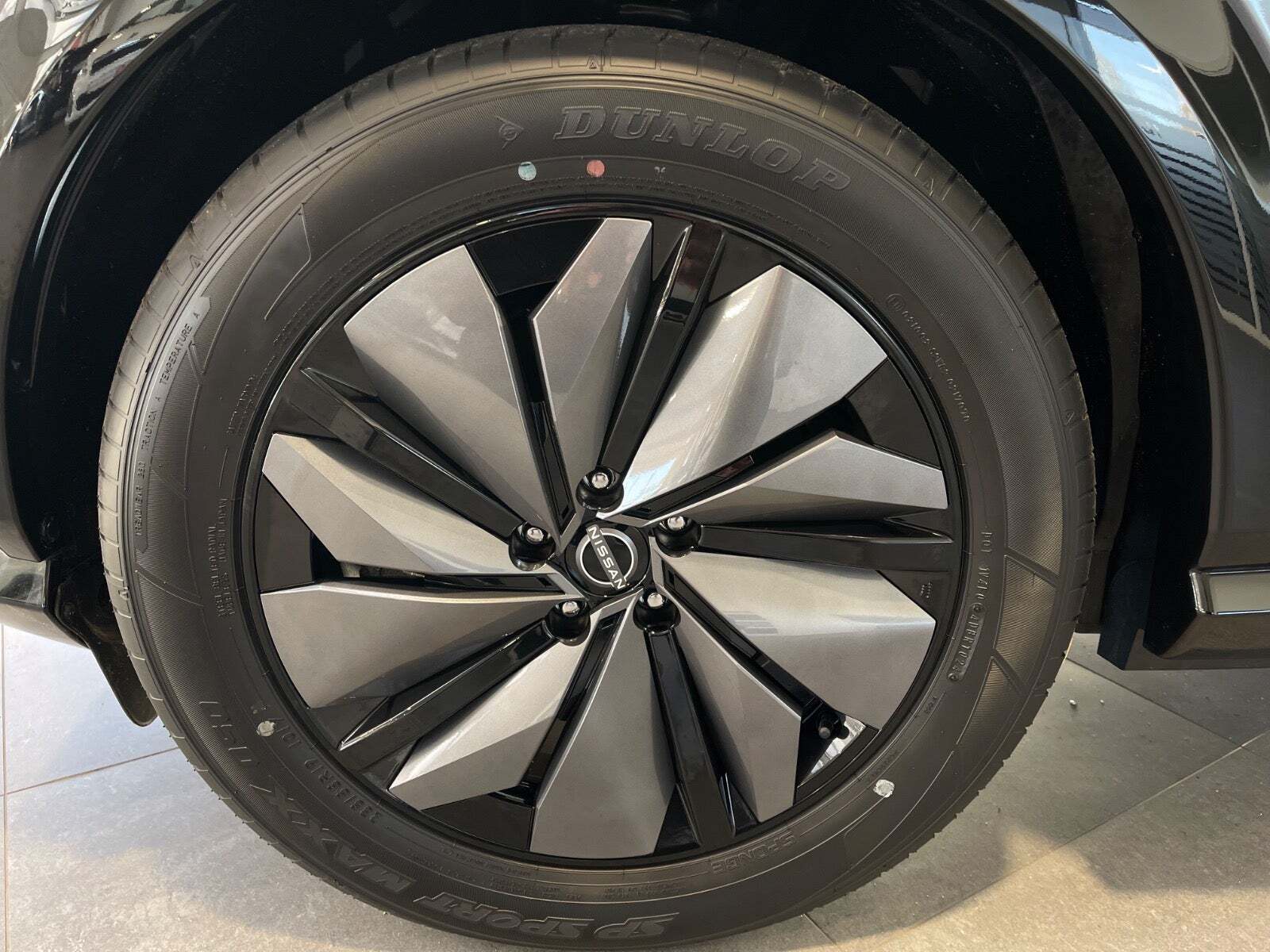 Grå Nissan Ariya fra 2025