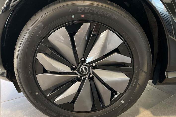 Grå Nissan Ariya fra 2025