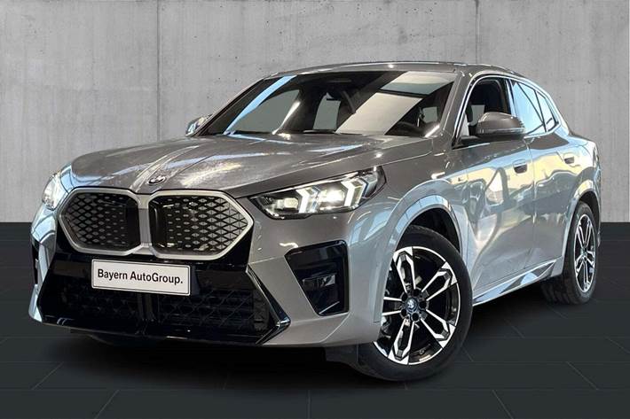 Grå BMW iX2 fra 2025 set udefra