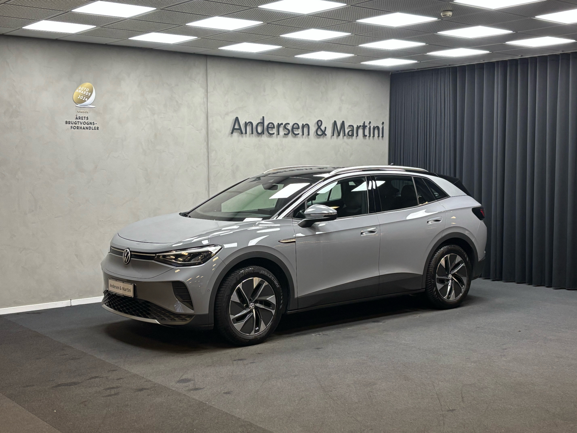 Grå VW ID.4 fra 2023 set udefra