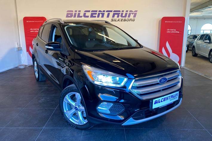 Sort Ford Kuga fra 2017 set udefra