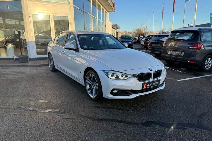 Hvid BMW 330e fra 2017 set udefra