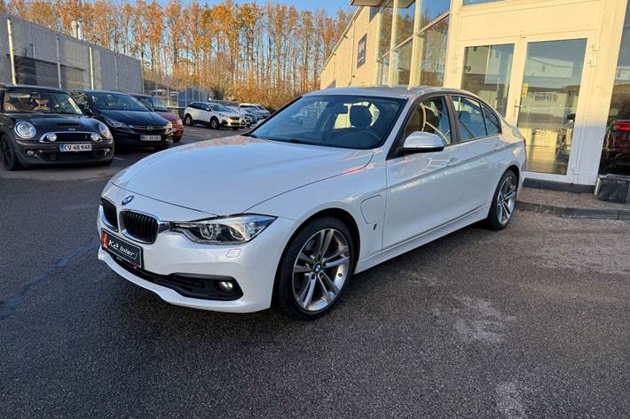 Hvid BMW 330e fra 2017