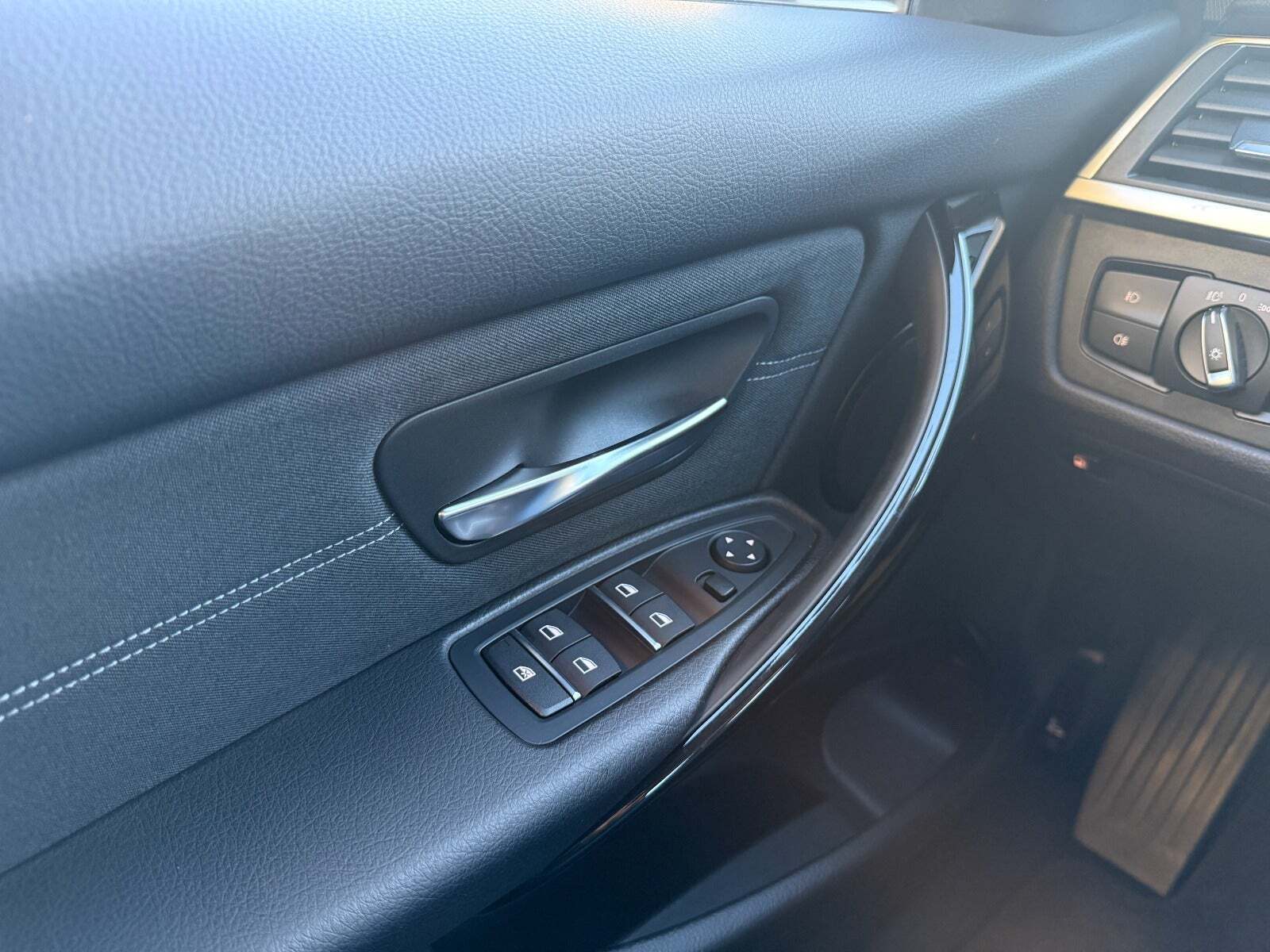 Hvid BMW 330e fra 2017