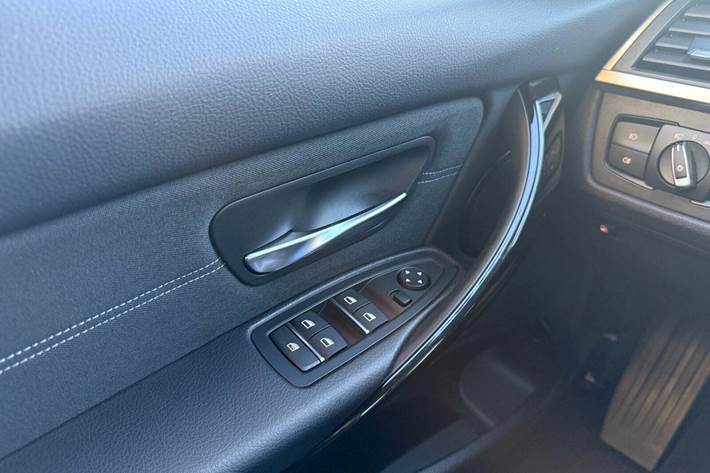 Hvid BMW 330e fra 2017