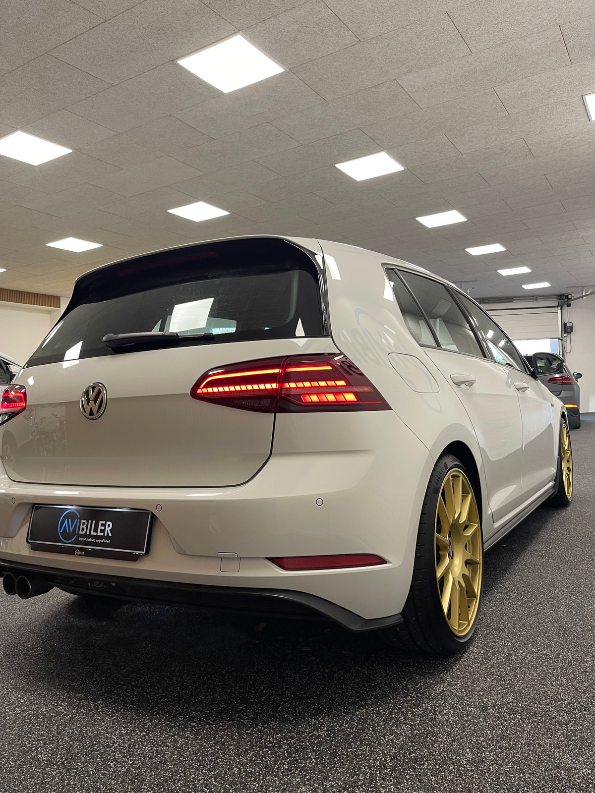 Hvid VW Golf VII fra 2020