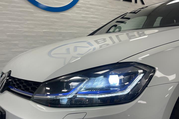 Hvid VW Golf VII fra 2020
