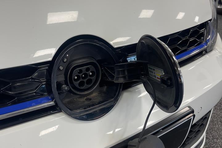 Hvid VW Golf VII fra 2020