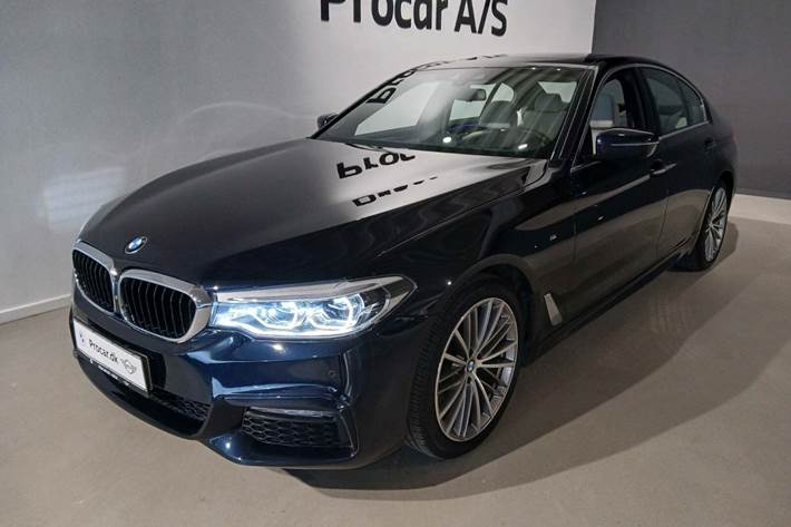 Blå BMW 540i fra 2017 set udefra