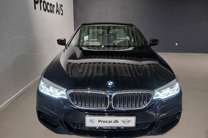 Blå BMW 540i fra 2017 set udefra