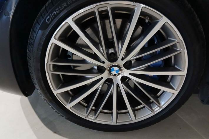 Blå BMW 540i fra 2017