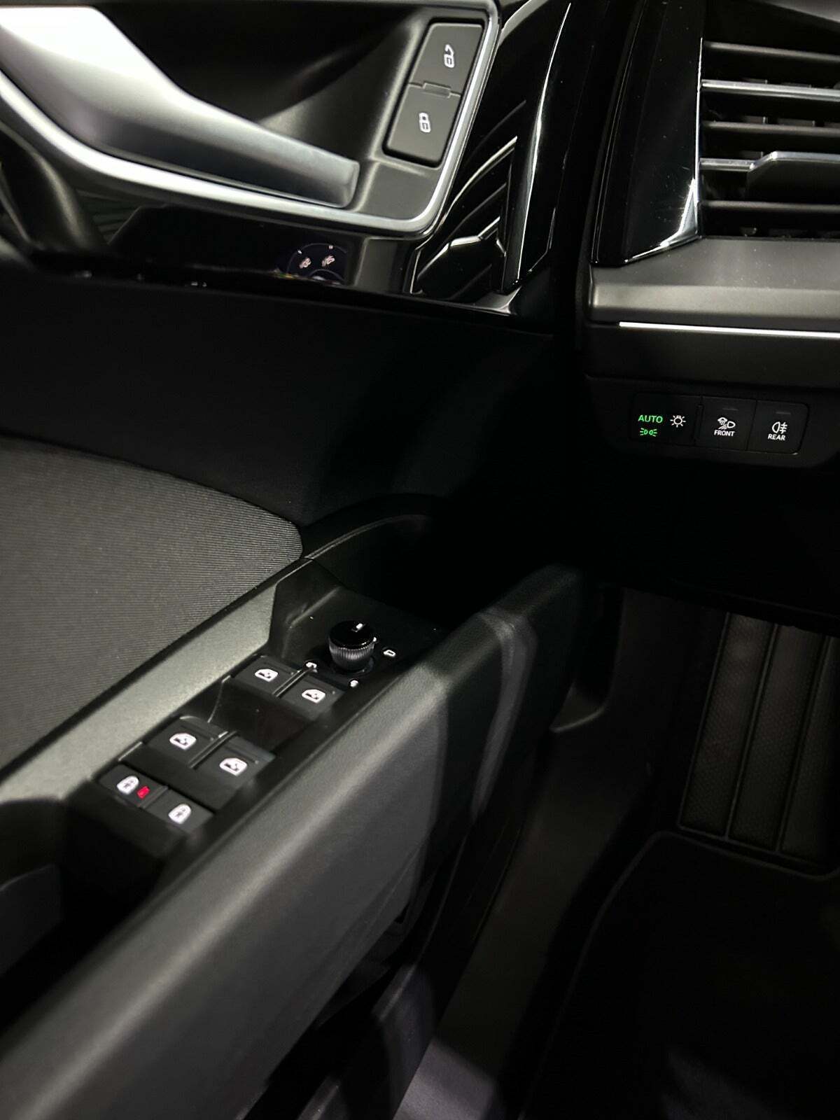 Sølv Audi Q4 e-tron fra 2024