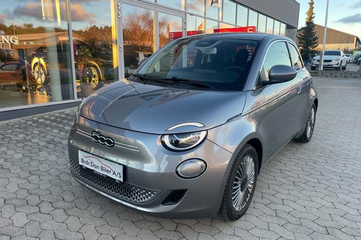 Grå Fiat 500e fra 2023 set udefra